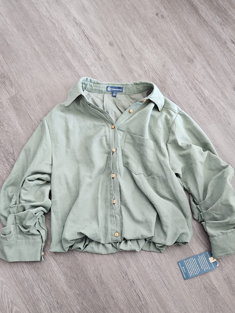 Democracy Sage Green Button-Front Cropped Collared Shirt